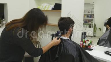 男人在理发店或发廊`发型。 烧烤店